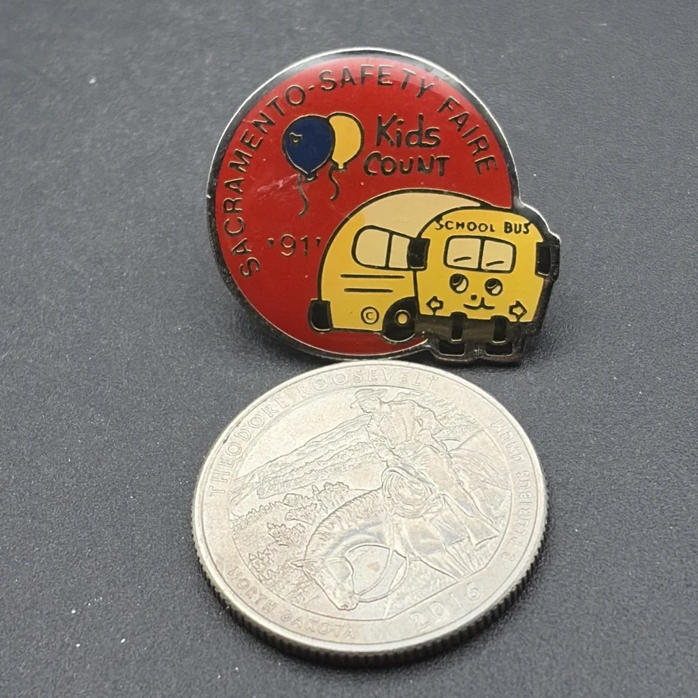 1991 Sacramento Safety Faire Kids Count California School Bus Lapel Hat Pin‎